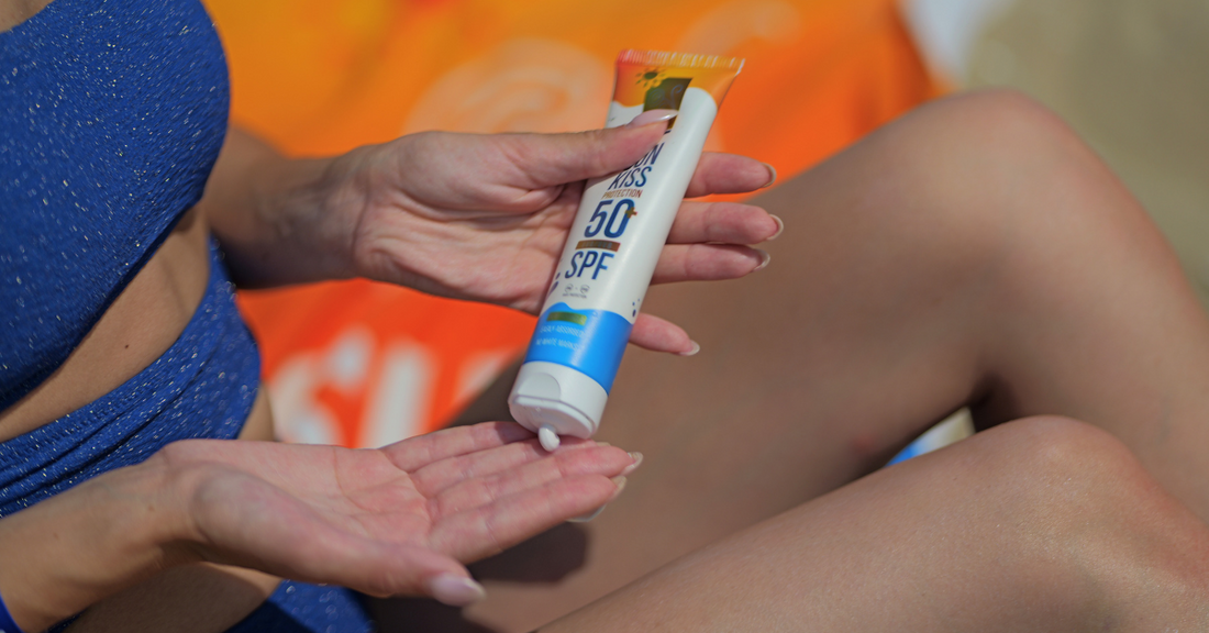 Aanbrengen van SPF 50 zonnebrandcrème op het strand