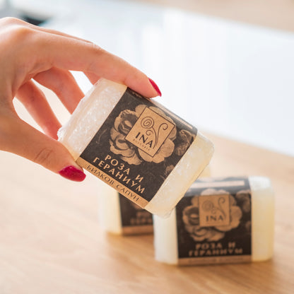 Natuurlijke kruidenzeep met Rose Damascena-olie en Geranium met voedende actie